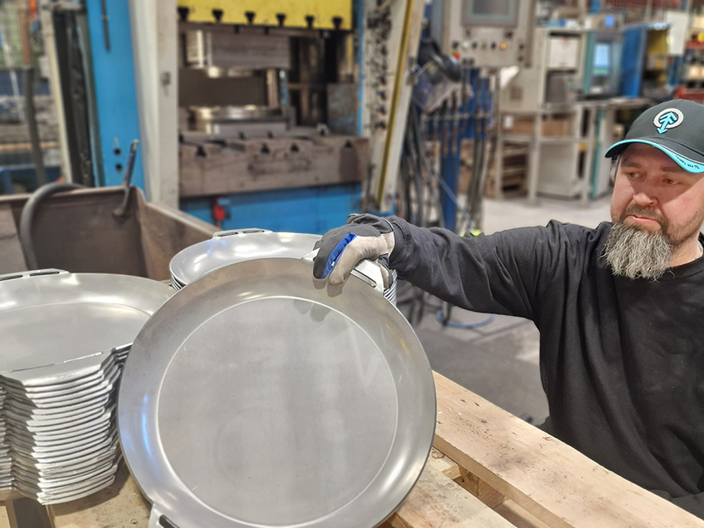 Press release: 400 frying pans for Ukraine